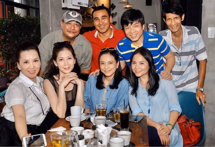 Diễm Hương trong lần hội ngộ những đồng nghiệp thân thiết ở TP.HCM. Ảnh: Đoàn Minh Tuấn