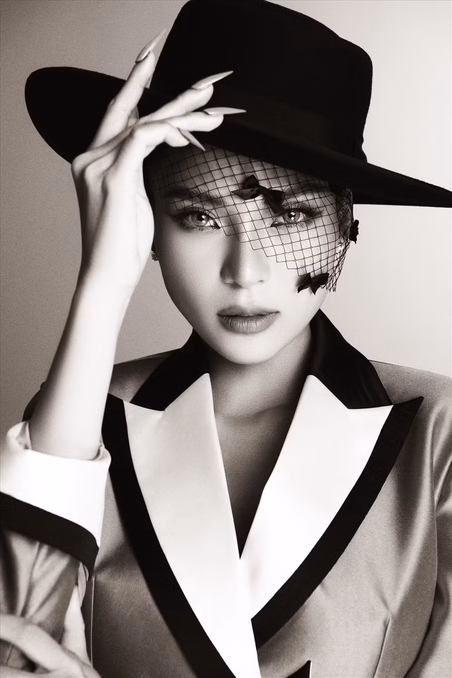  Bà xã Lương Thế Thành cũng là một trong những nghệ sĩ tích cực tham gia các hoạt động thiện nguyện. Trong đợt bão lũ năm 2020, nữ diễn viên cùng chồng kêu gọi và trực tiếp ra miền Trung để thăm hỏi, tặng quà cho bà con dù gặp nhiều trở ngại về thời tiết. Ảnh: NVCC.