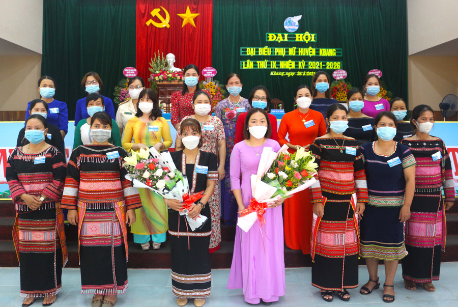 Ban Chấp hành Hội Liên hiệp Phụ nữ huyện Kbang khóa IX (nhiệm kỳ 2021-2026) ra mắt. Ảnh: Ngọc Minh