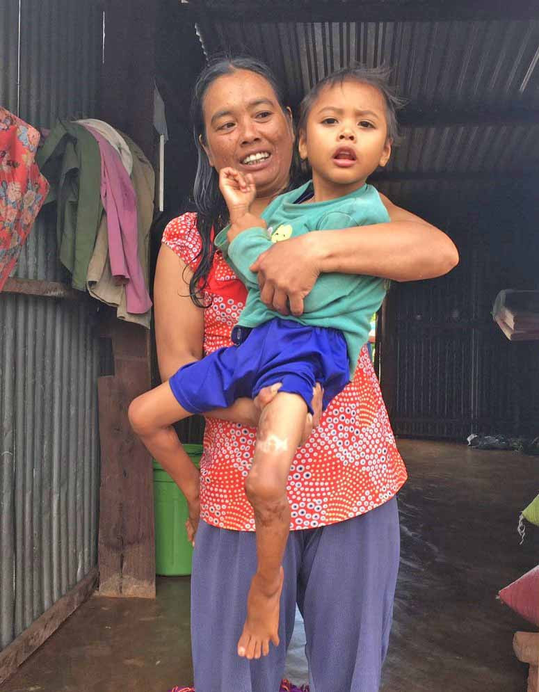 Chị Blưk và con trai Kpă Thoan. Ảnh: Anh Huy Chị Blưk và con trai Kpă Thoan. Ảnh: Anh Huy