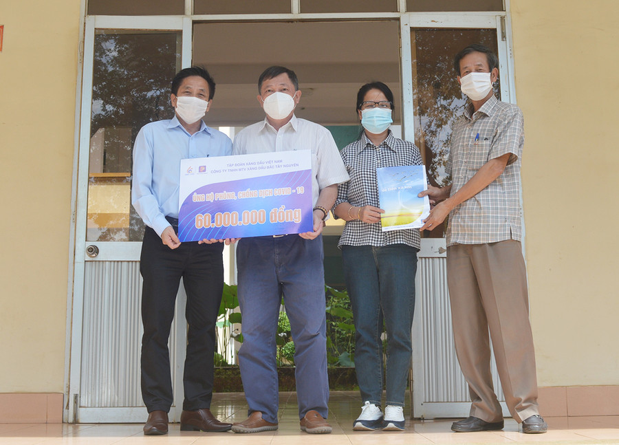 Ông Võ Đình Tiến-Phó Giám đốc Công ty (bìa trái) trao số tiền ủng hộ bệnh viện. Ảnh: Anh Huy ông Võ Đình Tiến-Phó Giám đốc Công ty (ngoài cùng bên trái) trao số tiền ủng hộ bệnh viện. Ảnh: Anh Huy