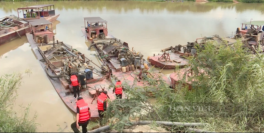 Trong tổng số 5 tàu đang hoạt động khai thác cát của HTX khai thác cát Đoàn Kết thì có 4 tàu hết thời hạn hiệu lực đăng kiểm, 1 tàu không có tên, số hiệu, hồ sơ pháp lý. Ảnh: Ngọc Giàu