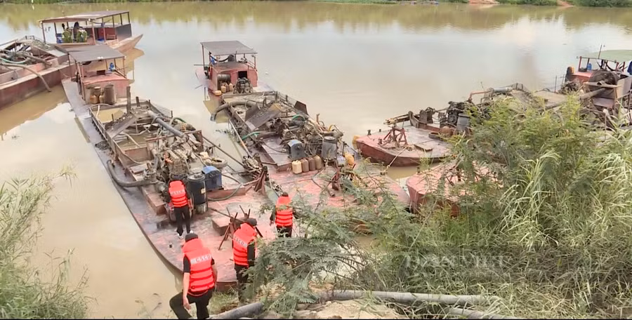 Trong tổng số 5 tàu đang hoạt động khai thác cát của HTX khai thác cát Đoàn Kết thì có 4 tàu hết thời hạn hiệu lực đăng kiểm, 1 tàu không có tên, số hiệu, hồ sơ pháp lý. Ảnh: Ngọc Giàu