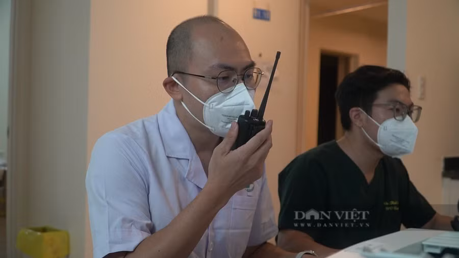 Thiếu tá - bác sĩ Trần Minh Tuấn (bên trái) - Khoa Nội tiêu hóa, Bệnh viện Quân y 175, đang điều hành công việc. Ảnh: Chinh Hoàng