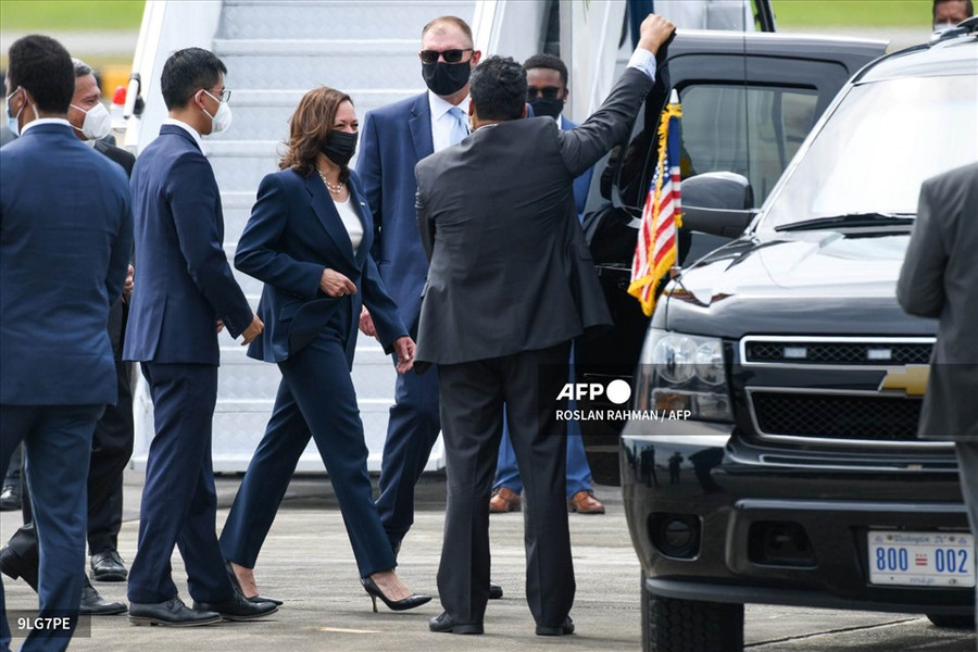  Ngoại trưởng Singapore Vivian Balakrishnan và các quan chức đón Phó Tổng thống Kamala Harris tại sân bay, sáng 22.8.2021. Ảnh: AFP