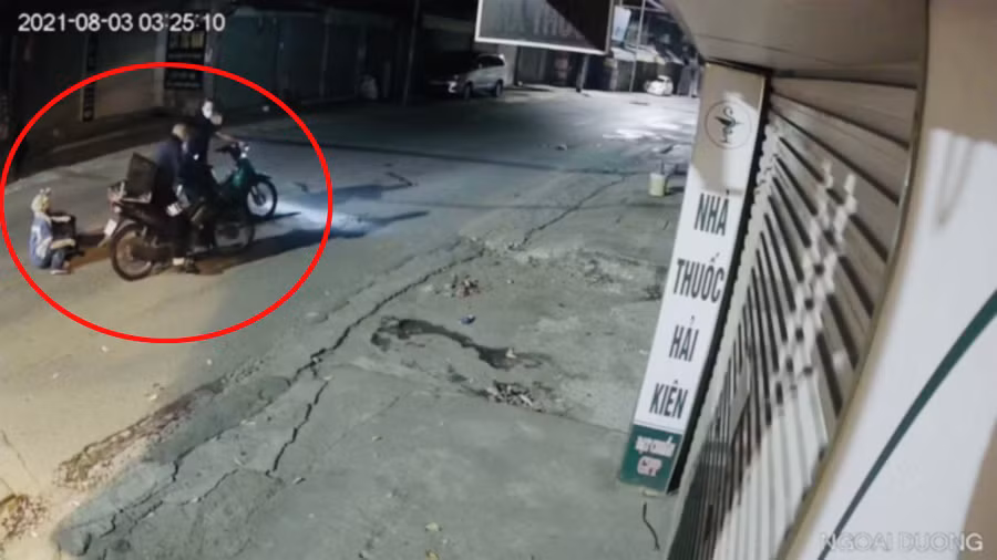 Sự việc được camera an ninh nhà dân ghi lại, lan truyền trên mạng, gây bức xúc trong dư luận. Ảnh Chụp màn hình
