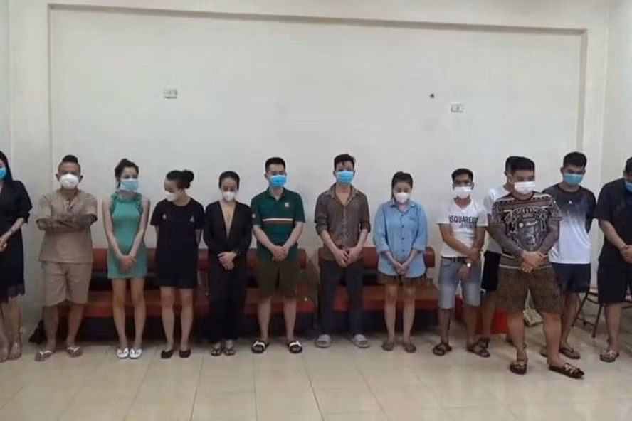 Dương Minh Tuyền và 12 đối tượng khác bị bắt giữ khi đang 