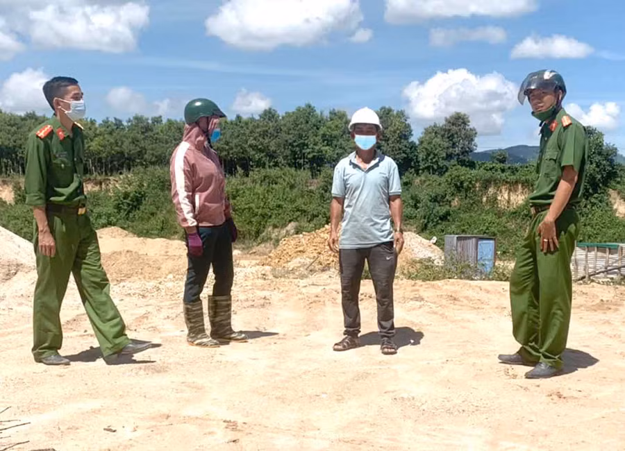 Công an xã Ayun thường xuyên tổ chức tuần tra, kiểm tra nhằm ngăn chặn tình trạng khai thác cát trái phép trên địa bàn. Ảnh: Nhật Hào