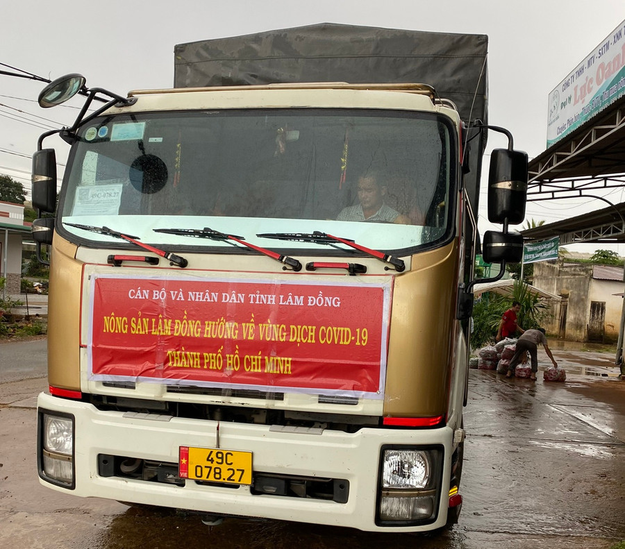 Xe vận chuyển rau củ quả hỗ trợ TP.HCM chống dịch Covid-19. Ảnh: Lâm Viên