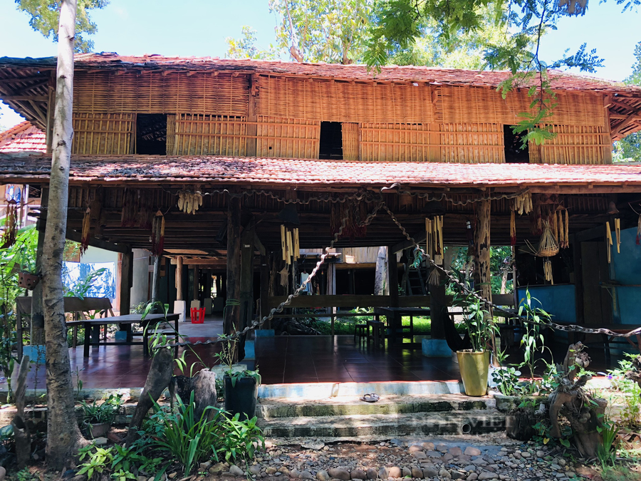Người dân làng Kon Kơ Tu vẫn giữ được bản sắc văn hóa đặc sắc của người dân tộc bản địa, thể hiện qua kiến trúc nhà sàn