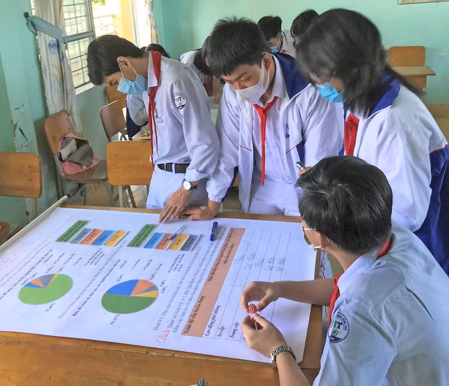 Tài liệu giáo dục địa phương tỉnh Gia Lai nhằm trang bị cho học sinh những hiểu biết cơ bản về văn hóa, lịch sử, địa lý, kinh tế, xã hội, môi trường, hướng nghiệp,… trên địa bàn tỉnh. Ảnh: Trần Dung