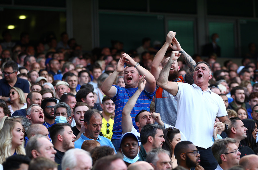 Khán đài sân Stamford Bridge không còn chỗ trống. Ảnh: Reuters