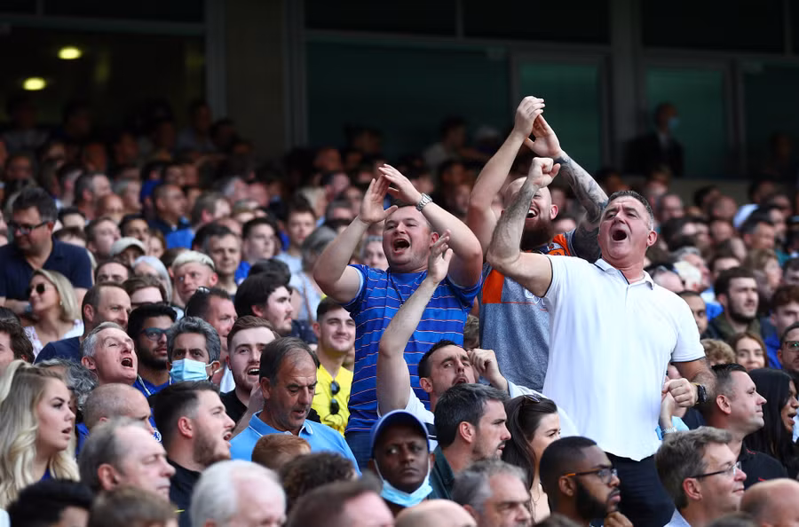 Khán đài sân Stamford Bridge không còn chỗ trống. Ảnh: Reuters