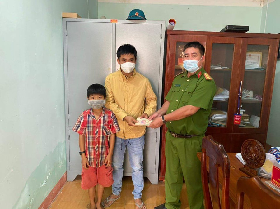 Sau một ngày thông báo trên mạng xã hội và loa phát thanh của xã, số tiền được em Cảm nhặt đã tìm lại được chủ nhân. Ảnh: Phương Hằng
