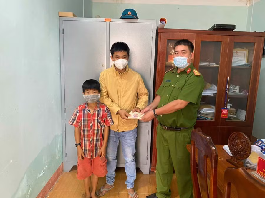 Sau một ngày thông báo trên mạng xã hội và loa phát thanh của xã, số tiền được em Cảm nhặt đã tìm lại được chủ nhân. Ảnh: Phương Hằng