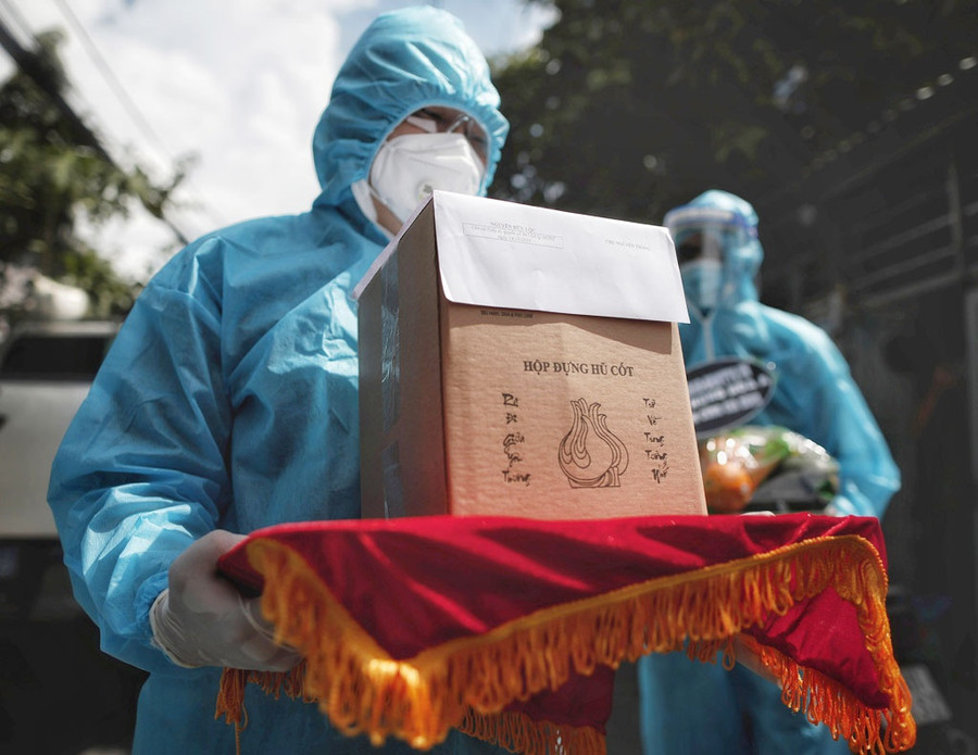 Tro cốt của người mất được đặt lên khay nghiêm trang để trao cho thân nhân