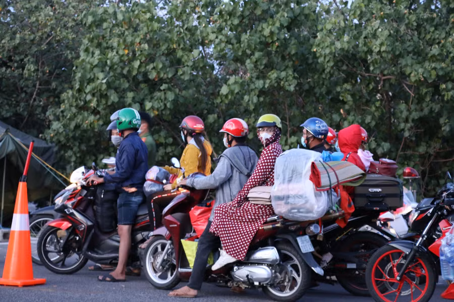 Đoàn người chạy xe máy nối đuôi nhau “chạy” dịch từ các tỉnh phí Nam về quê. Ảnh: D.B