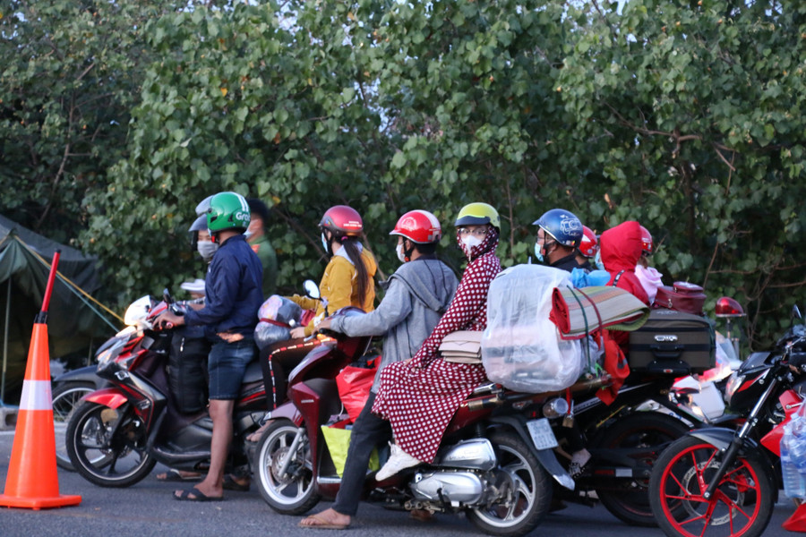 Đoàn người chạy xe máy nối đuôi nhau “chạy” dịch từ các tỉnh phí Nam về quê. Ảnh: D.B