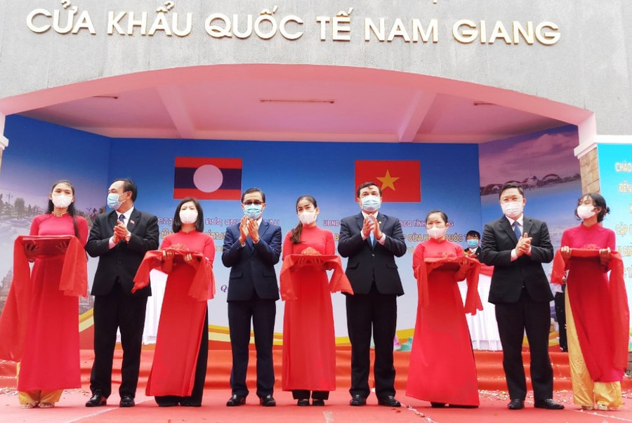 Lãnh đạo hai tỉnh Quảng Nam và Sê Kông cắt băng khai trương cặp cửa khẩu quốc tế Nam Giang - Đắc Tà Oọc. ẢNH: NAM THỊNH