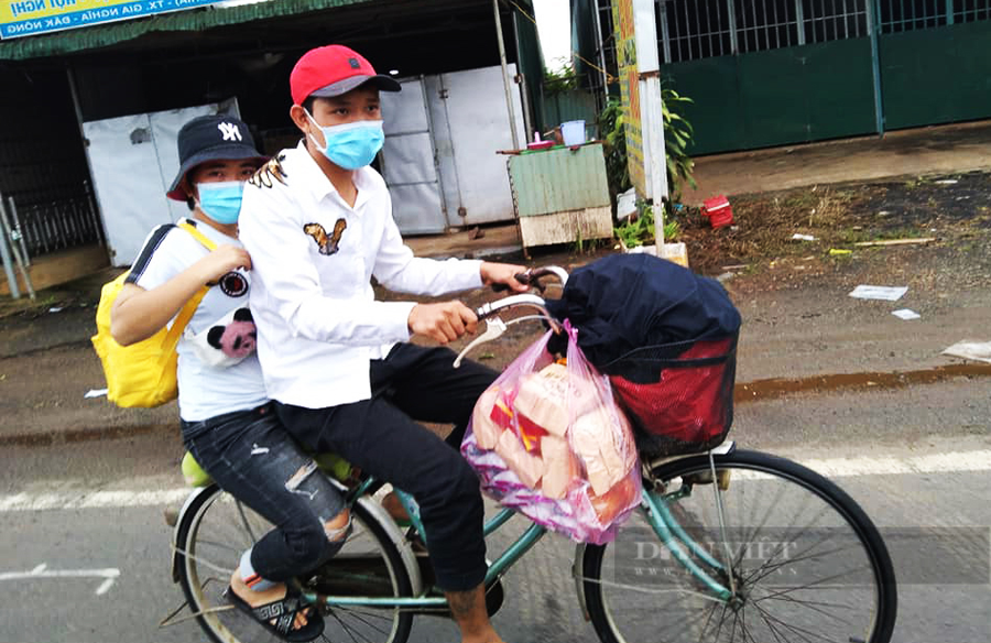 Hai chị em Trần Thị Huyền và Trần Văn Đủ đi bộ từ Bình Phước về Kon Tum, dọc đường được người dân tặng xe đạp, thức ăn để đi tiếp. Ảnh: Facebook Bếp nhà tôm