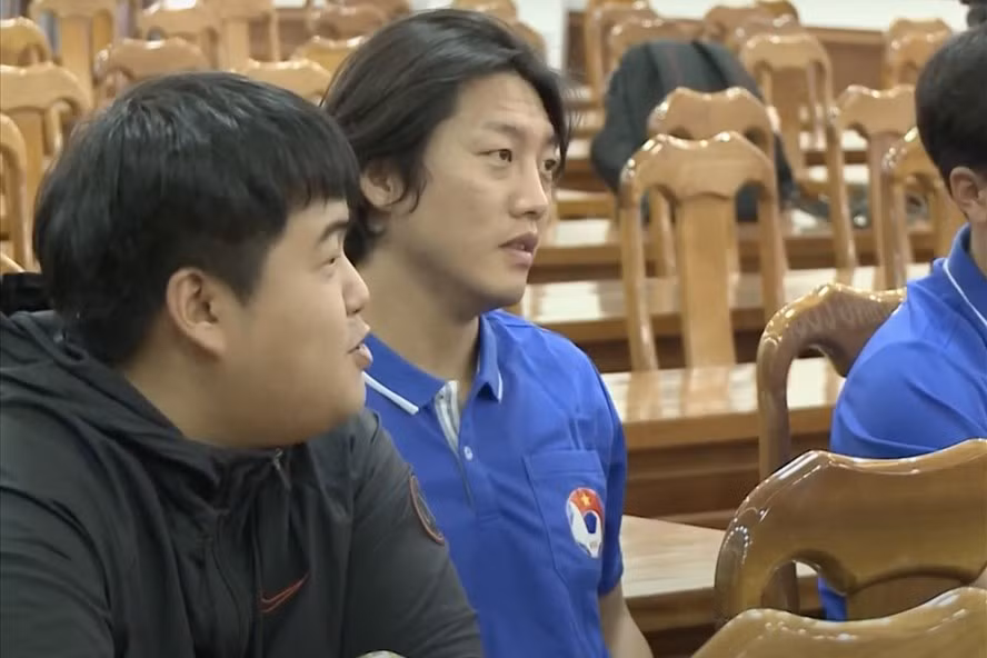 Trợ lý Park Kyuk Po (áo xanh) được bổ sung vào thành phần ban huấn luyện U22 Việt Nam. Ảnh: VFF