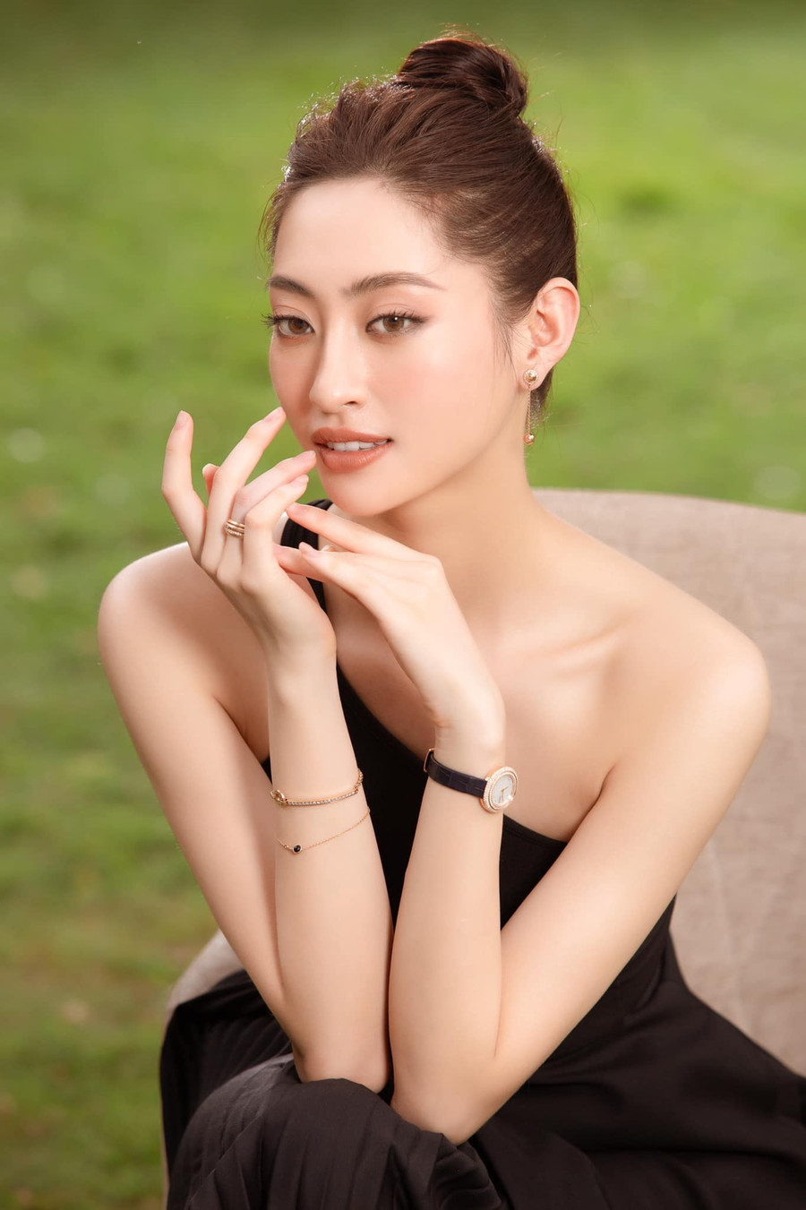 Người đẹp khẳng định khi hoạt động nghệ thuật, cô vẫn cố gắng giữ những giá trị cốt lõi của bản thân: “Linh luôn tin vào tri thức và lòng nhân ái. Linh luôn cố gắng cân bằng giữa hình ảnh một cô hoa hậu và một cô sinh viên sắp ra trường, bớt hồn nhiên bớt vô lo một chút, nhưng trưởng thành nhiều chút”. Ảnh: FBNV