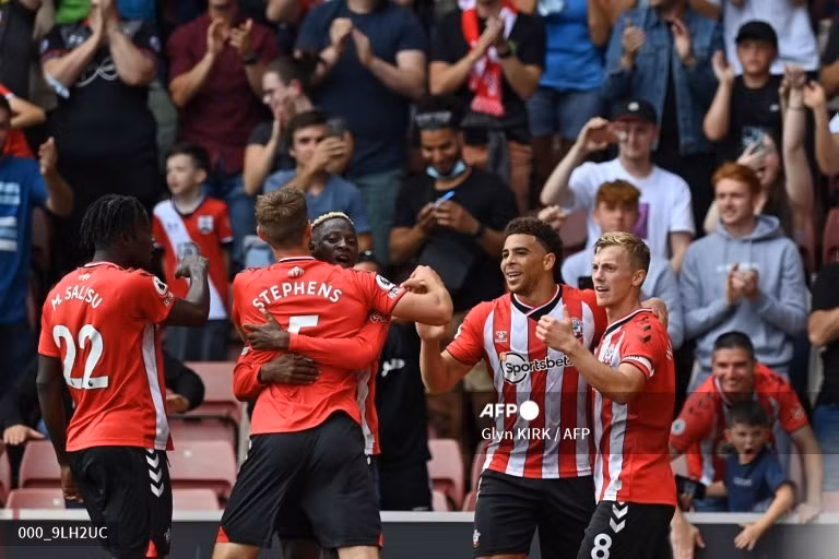 Fred phản lưới nhà sau cú sút của Che Adams. Ảnh: AFP 