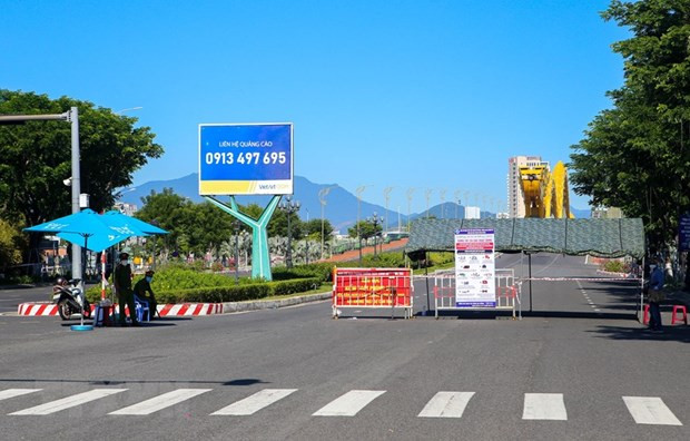  Các chốt chặn ở các tuyến đường chính trên địa bàn thành phố vẫn được duy trì để kiểm tra người và phương tiện lưu thông. (Ảnh: Trần Lê Lâm/TTXVN)