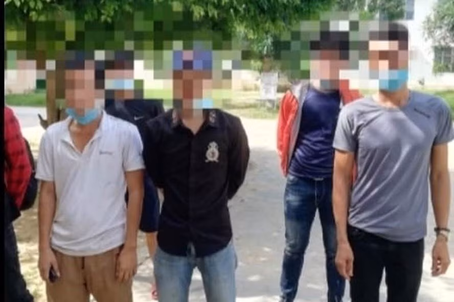 Nhóm 8 thanh niên vi phạm phòng chống dịch bệnh bị xử phạt. Ảnh: CACC