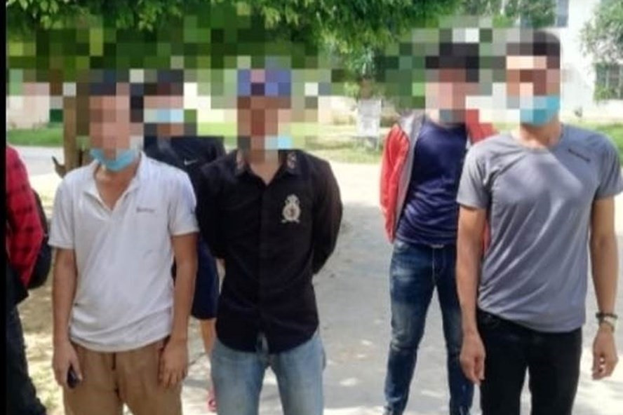 Nhóm 8 thanh niên vi phạm phòng chống dịch bệnh bị xử phạt. Ảnh: CACC Nhóm 8 thanh niên vi phạm phòng chống dịch bệnh bị xử phạt. Ảnh: CACC