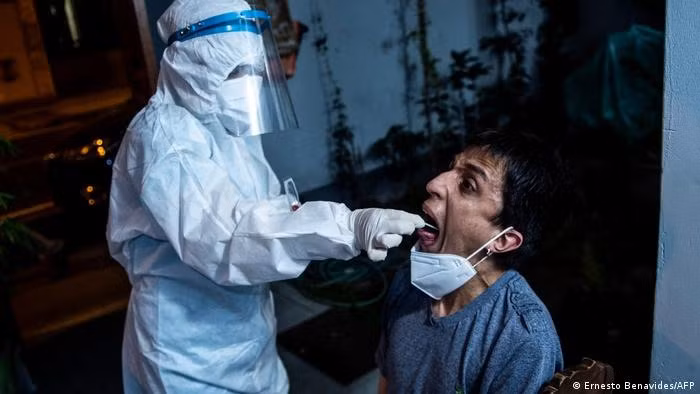 Phát hiện bệnh nhân nhiễm biến thể Lambda sau khi xét nghiệm nhanh. Ảnh: AFP