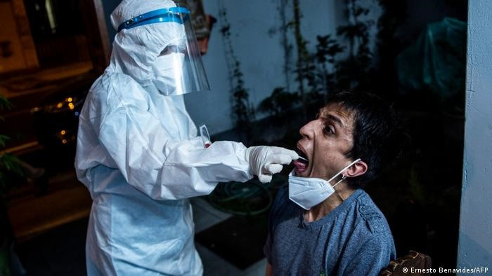 Phát hiện bệnh nhân nhiễm biến thể Lambda sau khi xét nghiệm nhanh. Ảnh: AFP Phát hiện bệnh nhân nhiễm biến thể Lambda sau khi xét nghiệm nhanh. Ảnh: AFP