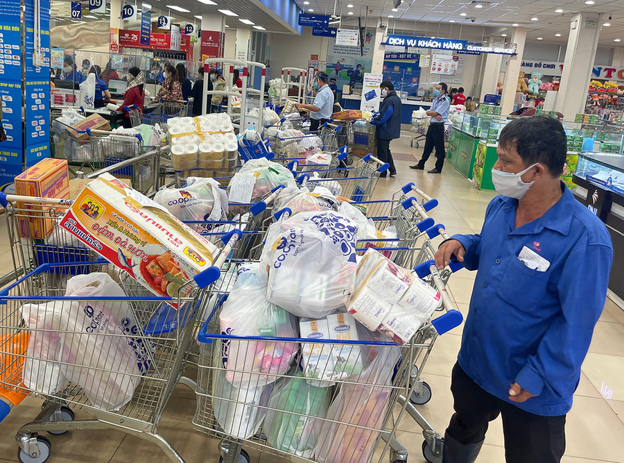 Siêu thị Co.op Mart Pleiku đảm bảo cung ứng hàng nhu yếu phẩm cho người dân. Ảnh: Vũ Thảo Siêu thị Co.op Mart Pleiku đảm bảo cung ứng hàng nhu yếu phẩm cho người dân. Ảnh: Vũ Thảo