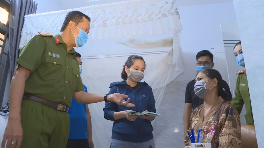 Nguyễn Thị Hoàng Oanh (người ngồi) bị Công an TP.Buôn Ma Thuột bắt quả tang khi đang giao dịch số đề. Ảnh: Duy Hậu