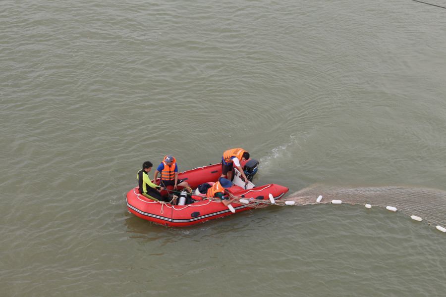 Lực lượng chức năng vẫn đang tích cực tìm kiếm 2 thiếu niên mất tích. Ảnh: Đức Nhật