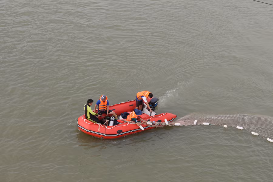 Lực lượng chức năng vẫn đang tích cực tìm kiếm 2 thiếu niên mất tích. Ảnh: Đức Nhật