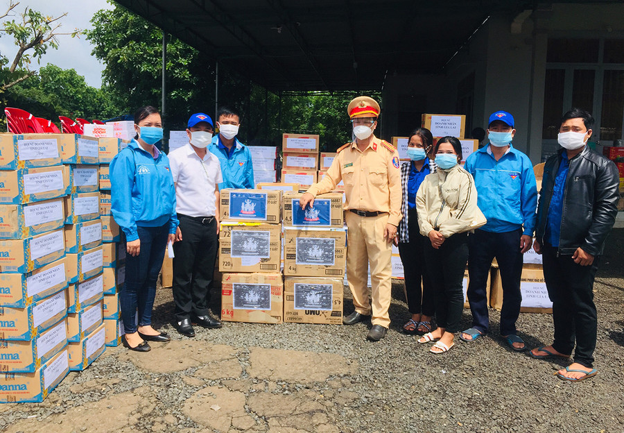  Anh Đỗ Duy Nam (thứ 2 từ trái qua)-Phó Bí thư Tỉnh Đoàn tặng vật dụng y tế, động viên các tình nguyện viên tại chốt kiểm soát phòng-chống dịch Covid-19 cầu 110. Ảnh: Phan Lài