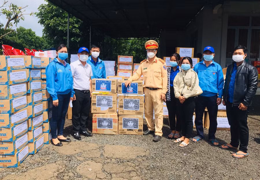  Anh Đỗ Duy Nam (thứ 2 từ trái qua)-Phó Bí thư Tỉnh Đoàn tặng vật dụng y tế, động viên các tình nguyện viên tại chốt kiểm soát phòng-chống dịch Covid-19 cầu 110. Ảnh: Phan Lài