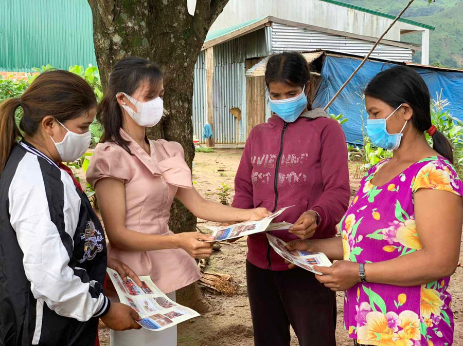 Chủ tịch Hội LHPN xã hướng dẫn về tờ rơi bằng hai thứ tiếng Jrai-kinh để hội viên hiểu rõ hơn các nội dung tuyên truyền