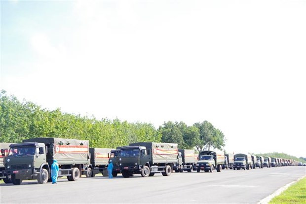 Quang cảnh buổi lễ xuất quân tại Sư đoàn 5 giúp Thành phố Hồ Chí Minh chống dịch. (Ảnh: Lê Đức Hoảnh/TTXVN)