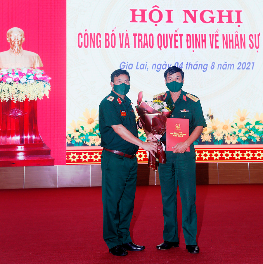 Trao quyết định thăng quân hàm Đại tá. Ảnh: Vĩnh Hoàng