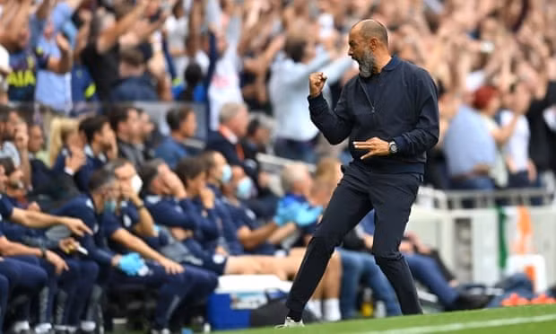 Nuno Santo ăn mừng rất cuồng nhiệt. Ảnh: Premier League.