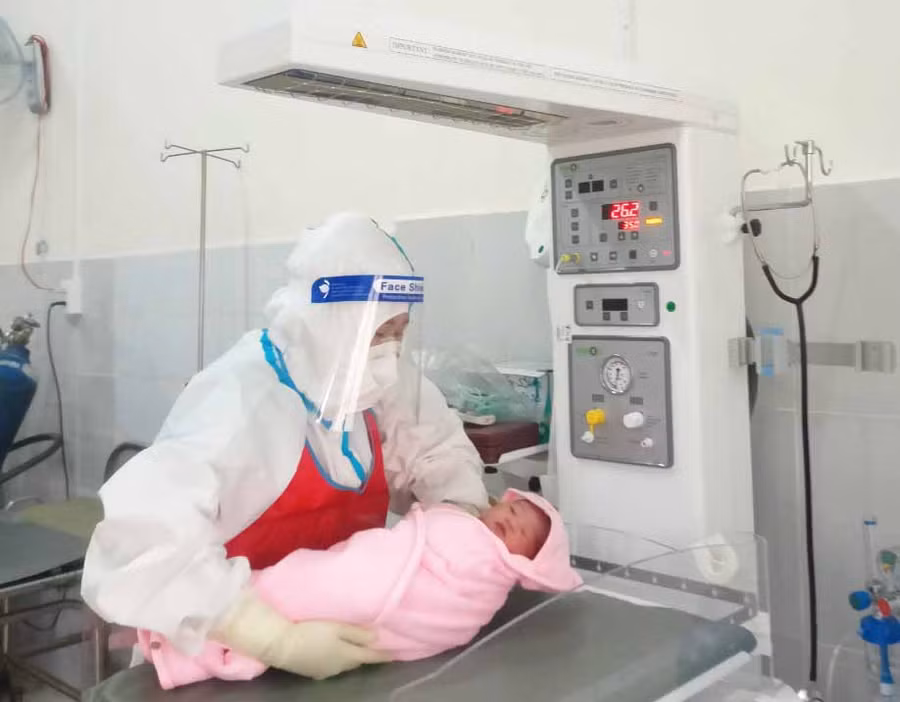 Bé trai có mẹ là F1 chào đời an toàn, nặng 3,3 kg tại Bệnh viện điều trị Covid-19 cơ sở 3 sáng 10-8. Ảnh: Như Nguyện