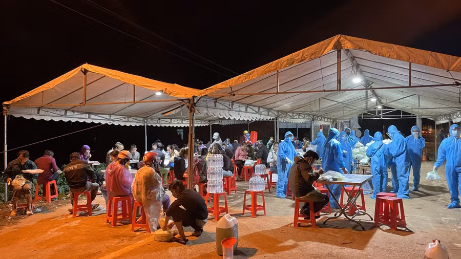 Đội tình nguyện phục vụ người dân không kể ngày đêm. Ảnh: Đức Nhật