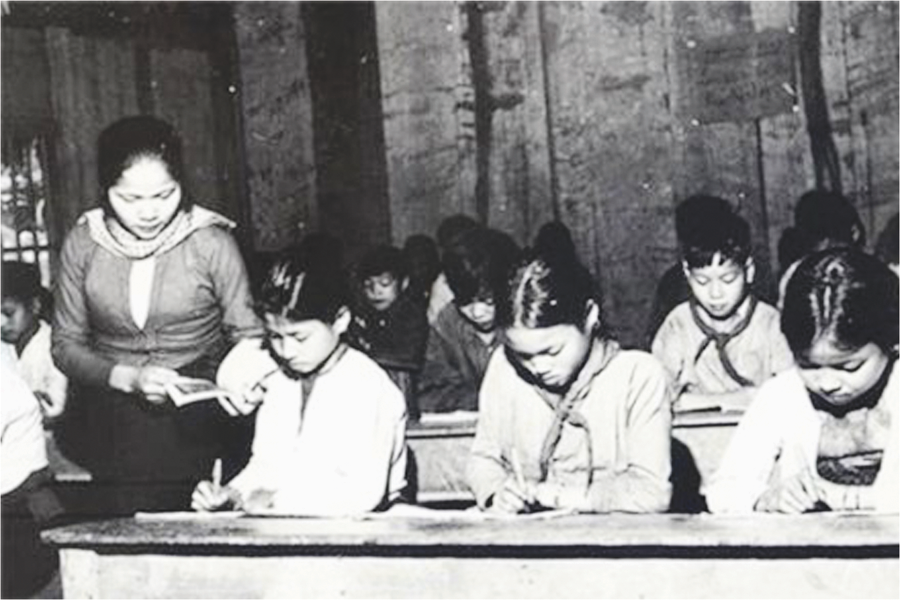 Một lớp học thời bao cấp. Ảnh: Internet