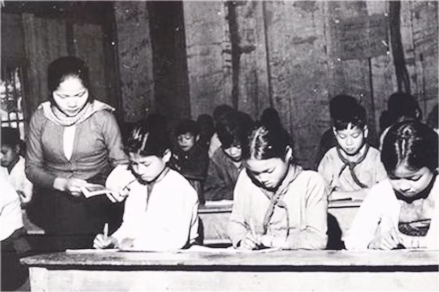Một lớp học thời bao cấp. Ảnh: Internet