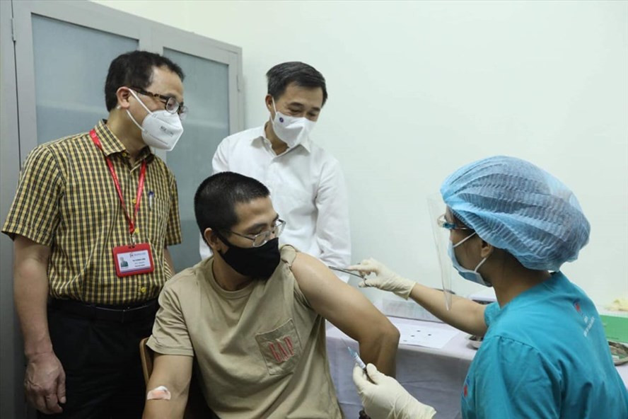 GS.TS Tạ Thành Văn và GS.TS Trần Văn Thuấn chứng kiến mũi tiêm thử nghiệm cho tình nguyện viên đầu tiên. Ảnh: Bộ Y tế GS.TS Tạ Thành Văn và GS.TS Trần Văn Thuấn chứng kiến mũi tiêm thử nghiệm cho tình nguyện viên đầu tiên. Ảnh: Bộ Y tế