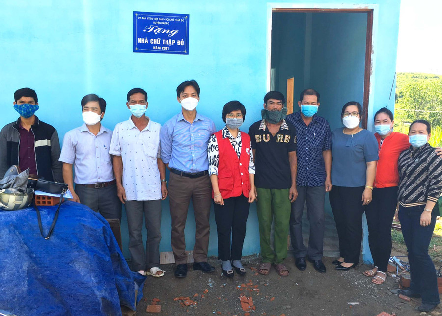 Bàn giao nhà Chữ thập đỏ cho gia đình ông Trần Duy Lý-hộ nghèo ở thôn 5, xã An Thành (huyện Đak Pơ). Ảnh: Ngọc Minh