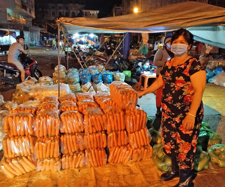 Một sạp bán củ quả tại chợ đêm Pleiku vắng bóng người mua. Ảnh: Chí Công Một sạp bán củ quả tại chợ đêm Pleiku vắng bóng người mua. Ảnh: Chí Công