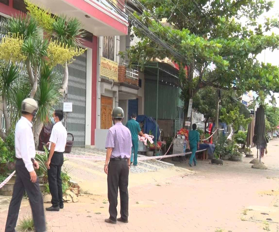 Gở phong tỏa thị trấn Kbang. Ảnh: Hồng Hạnh